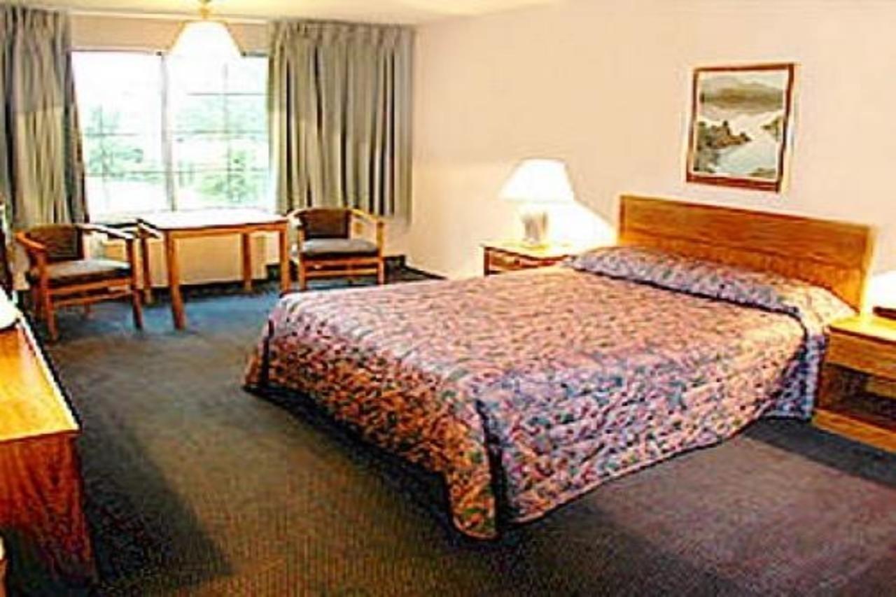 Aurora Fox Valley Inn מראה חיצוני תמונה